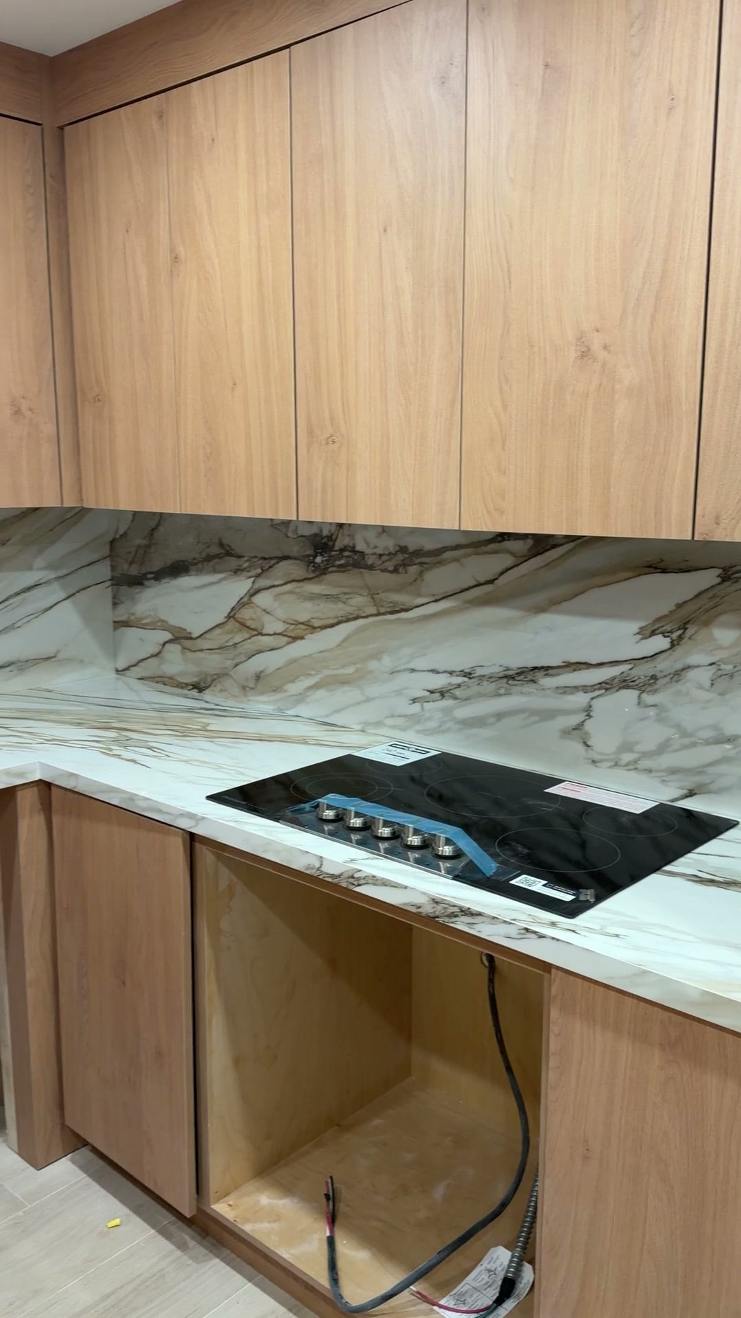 Porcelain kitchen countertop and full backsplash